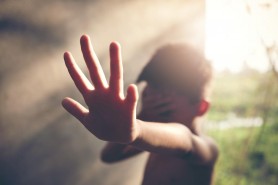 Inuman: Băieţel de 7 ani, legat de tată de un stâlp de lemn şi uns cu miere pentru a atrage albinele, ca pedeapsă pentru că a furat